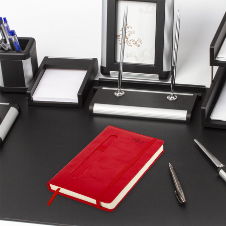 Ежедневник датированный 2024 А5 138x213 мм BRAUBERG "Optimal", под кожу, резинка-фиксатор, держатель для ручки, красный,, 114974 - Ежедневники с покрытием "под кожу и ткань"