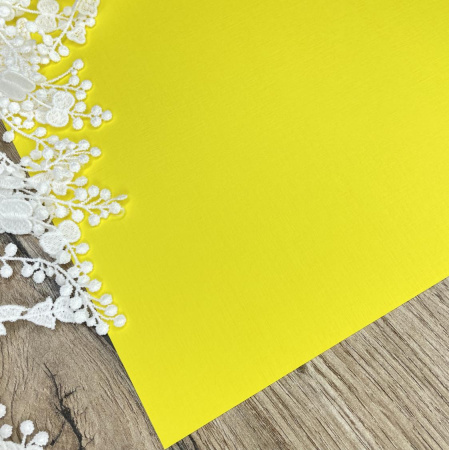 Дизайнерская бумага с односторонним тиснением лен, цвет лимонный, плотность 290 гр., размер 35*50 см