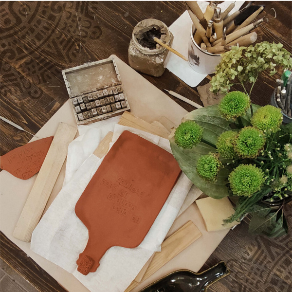 Глина для лепки красная ОСТРОВ СОКРОВИЩ, 1 кг, готовая, размачиваемая, 664681 - Пластичная масса для моделирования