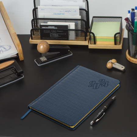 Еженедельник датированный 2024 А5 145х215 мм BRAUBERG "Comodo", под кожу, темно-синий, 115020 - Еженедельники