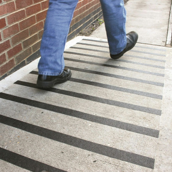 Клейкая ПРОТИВОСКОЛЬЗЯЩАЯ зернистая лента 25 мм х 5 м, ЧЕРНАЯ, основа ПВХ, BRAUBERG - Клейкие ленты канцелярские