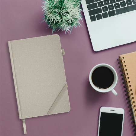 Ежедневник недатированный А5 138x213 мм BRAUBERG "Finest" под кожу, резинка, 136 л., бежевый, 111871 - Ежедневники с покрытием "под кожу и ткань"