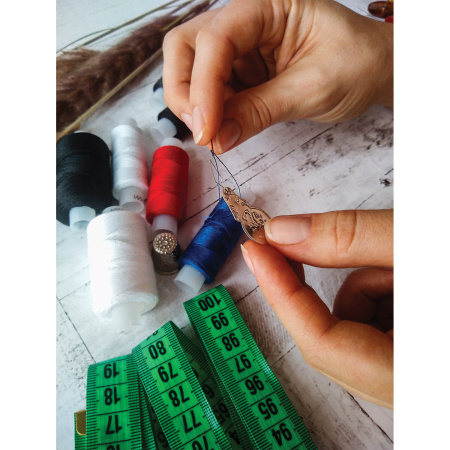 Набор ниток "Помощница", 7 шт., 35 ЛЛ/100 ЛЛ, 200 м, иглы, сантиметр, наперсток, ОСТРОВ СОКРОВИЩ, 662791 - Нитки швейные