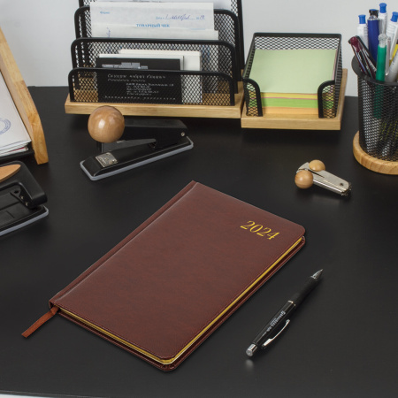 Еженедельник датированный 2024 А5 145х215 мм BRAUBERG "Iguana", под кожу, коричневый, 115022 - Еженедельники