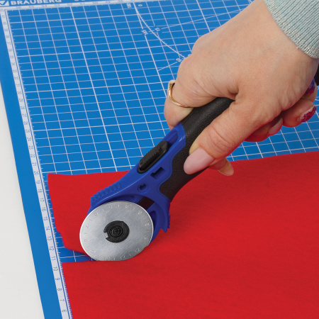 Нож раскройный роликовый 45 мм BRAUBERG, круглое лезвие, резиновые вставки, 237162 - Ножи специальные