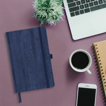 Ежедневник недатированный А5 (138x213 мм) BRAUBERG "Wood", кожзам, резинка, 136 л., синий, 111674 - Ежедневники с покрытием "под кожу и ткань"