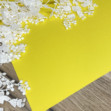 Дизайнерская бумага цвет желтый, плотность 260 гр., размер 35*50 см