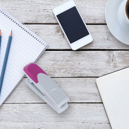 Степлер №24/6, 26/6 BRAUBERG "Delta", до 20 листов, с резиновой накладкой, серый, розовая вставка, 222557 - Степлеры настольные