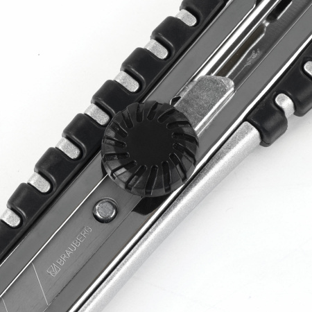 Нож канцелярский 18 мм BRAUBERG "Metallic", роликовый фиксатор, резиновые вставки, металл, 237159 - Ножи канцелярские универсальные