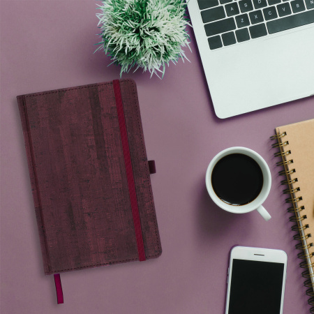 Ежедневник недатированный А5 (138x213 мм) BRAUBERG "Wood", кожзам, резинка, 136 л., бордовый, 111675 - Ежедневники с покрытием "под кожу и ткань"