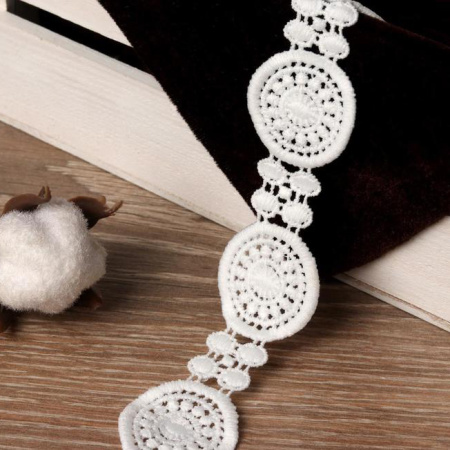 Кружево гипюровое, цвет молочный, ширина 30 мм. (шаг 50 см.)