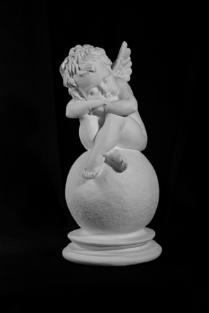 Ангел спящий на шаре