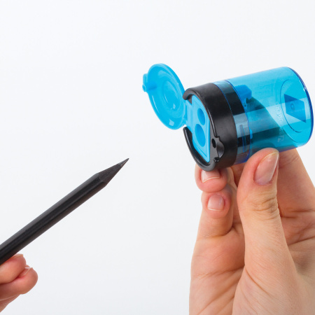 Точилка BRAUBERG "Office Round", 2 отверстия для чернографитных карандашей (в том числе утолщенных), с контейнером, ассорти, 228446 - Точилки ручные