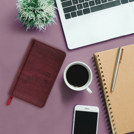 Еженедельник датированный 2024 МАЛЫЙ ФОРМАТ А6 95х155 мм, BRAUBERG "Wood", под кожу, бордовый, 115051 - Еженедельники